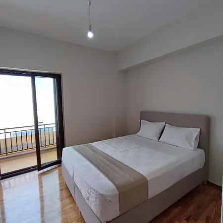 Daire Chania Center Premium Penthouse - Terrace & Free Parking, Sleeps 4 *